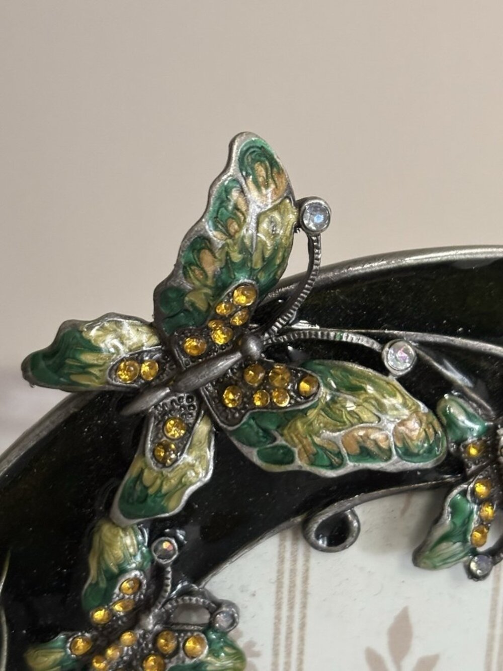 Collette et Cie Genuine Crystal Picture Frame 3D Butterfly Flowers Round Small - Picture 4 of 9